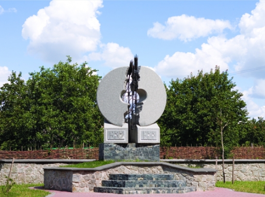 The monument is erected in Vyshgorod, year 2008. The monument is 4 meters high. Materials: granite, bronze. The suthors are Boris Krylov and Oles Sidoruk. The architector is V. Klimik.         Ears and millstones are the bread of life. The ears wraped in a prickle wire are a symbol of artificial, violent hunger. Here is the bread, so desirable, but unattainable, taken away, a prisoner. It can't be reached nor can it beused. Broken millstones underline the fury, the cruelty, the nonsense of performers of this frightful action . It wasn't enough to take away the bread, they needed to destroy the tools that are connected to it, to destroy even  hope and possibility to have it one day.