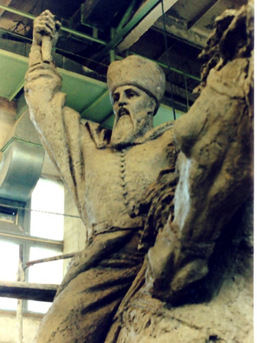 Фрагмент пам’ятника присвяченого гетьману Петру - Конашевичу Сагайдачному в процесі роботи.