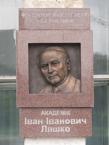 Gedenktafel für Mr.  Lyashko gewidmet. Kiev 2012. Material: Granit, Bronze. Autoren:  Bildhauers Krylov B, Sidoruk O.
