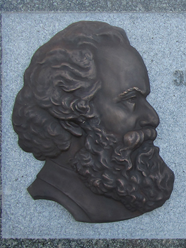 Gedenktafel für Mr.Marks gewidmet 2013. Material: Bronze. Autoren: Bildhauers Krylov B, Sidoruk O.