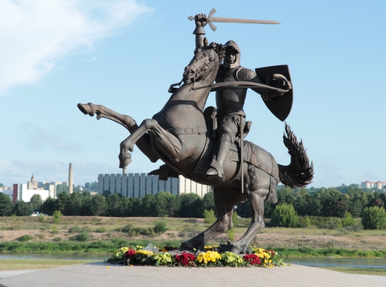  Пам’ятник було встановлено в 2018 році у місті Каунас.
Загальна висота - 6 метрів. 
Матеріал- бронза.
Автори - Крилов Борис та Олесь Сидорук.