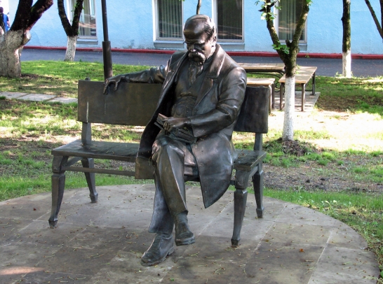 Denkmal zu Ehren von Taras Schewtschenko wurde in Kiew (Garten
der Ukraine) im 2003 errichtet . Denkmalhöhe ist 2 Meter. Material-
Bronze. Autoren: Bildhauer O. Sidoruk und B. Krylov
