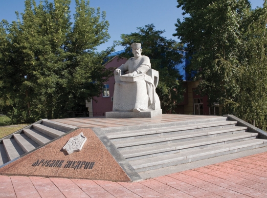 Denkmal zu Ehren von Fürst Jaroslaw der Weisen. Wurde in Kiew im  2004
in der Akademie MAUP errichtet. Die Gesamthöhe der Komposition  ist
3,2 M .  Granit . Autoren: Bildhauer O. Sydoruk , B.Krylov.

