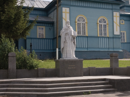 Denkmal wurde Peter Mogila gewidmet. Wurde im Dorf Michajliwska –
Rubezhivka, Kreis Kiew - Swjatoschinsky  im 2008 errichtet. Die
Gesamthöhe des Denkmals ist 3, 2 M. Die Figurhöhe ist  2, 2 M.
Kunststein (Polyesterharz mit Farbstoffen). Autoren: Bildhauer O.
Sydoruk, B. Krylov, Architekt V.Klymyk .
