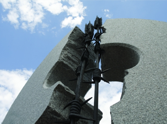  Фрагмент пам’ятного знаку присвяченого пам’яті жертв голодомору 1932 – 1933 рр.
