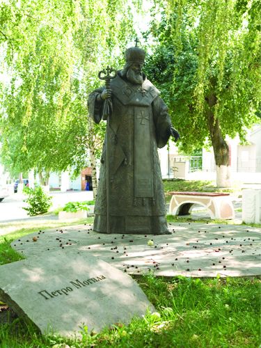 Das Denkmal ist Peter Mogila, dem Gründer der Kiew-Mogiljanska
Akademie gewidmet. Wurde in Kiew ( Garten der Ukraine) 2003
errichtet. Denkmalhöhe ist 2 Meter. Material- Bronze. Autoren:
Bildhauer O. Sidoruk und B. Krylov .


