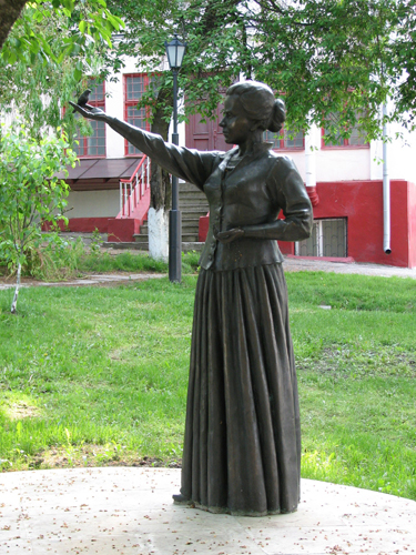 Denkmal zu Ehren von Lesja Ukrainka wurde in Kiew errichtet (
Garten der Ukraine) im 2003. Denkmalhöhe ist 2 Meter. Material-
Bronze. Autoren: Bildhauer O. Sidoruk und B. Krylov

