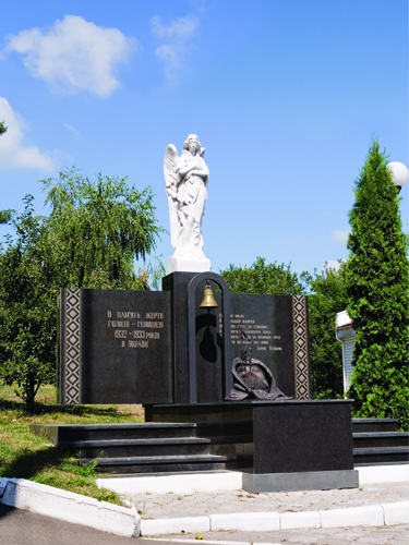 Das Gedenkzeichen wurde den Opfer der Hungersnot 1932 - 1933 gewidmet.
Wurde im 2001 in Kiew errichtet. Gesamthöhe der
Komposition ist 4 Meter, Engelshöhe ist 1, 4 Meter. Material:
Marmor, Bronze, Granit, Gabbro. Autoren: Bildhauer O.Sidoruk,
B.Krylov .
