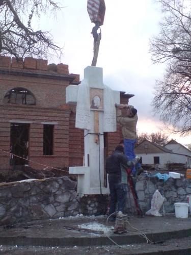Installierung des Denkmals gewidmet den Opfern der Hungersnot im 1932
- 1933 im Dorf Welikij Krupil, Kreis Zguriwka, Gebiet Kiew im
November.