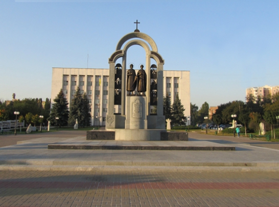 Das Denkmal  Boris und Gleb wurde gewidmet in Kiew 2011. Die Gesamthöhe des Denkmals ist 10 Meter. Bildhauer: O.Sidoruk, B. Krylov. Architekt V. Klymyk . Granit, Bronze.