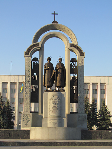 Das Denkmal  Boris und Gleb wurde gewidmet in Kiew 2011. Die Gesamthöhe des Denkmals ist 10 Meter. Bildhauer: O.Sidoruk, B. Krylov. Architekt V. Klymyk . Granit, Bronze.