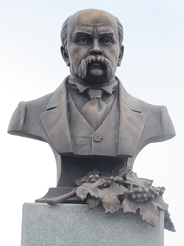 Taras Schewtschenko Denkmal 2012. Die Gesamthöhe des Denkmals ist 3,40 Meter. Bildhauer: O.Sidoruk, B. Krylov. Granit, Bronze.