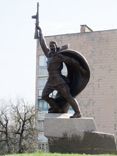 Das Denkmal wurde gewidmet für gefallene Soldaten in Obuchov 2013-Die Höhe der Skulpturkomposition  ist 3,1 m ,zusammen  mit
 dem Postament . Granit, Bronze. Autoren: Bildhauer O. Sydoruk , B. Krylov
