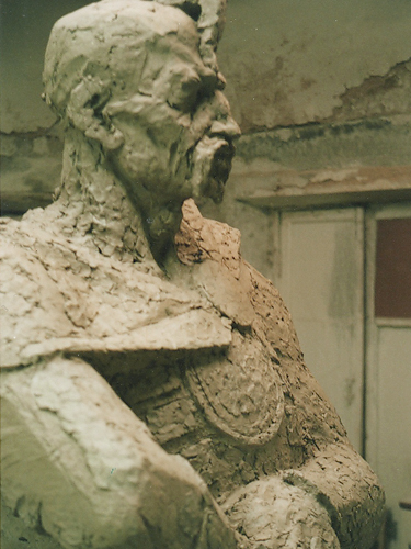 Фрагмент пам’ятника присвячений князю Святославу – хороброму в процесі роботи.