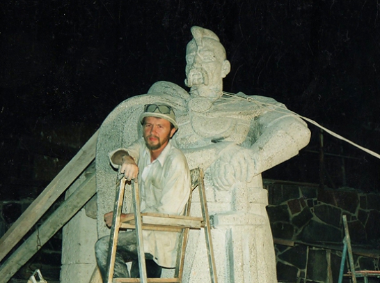 Фрагмент пам’ятника присвячений князю Святославу – хороброму в процесі роботи.