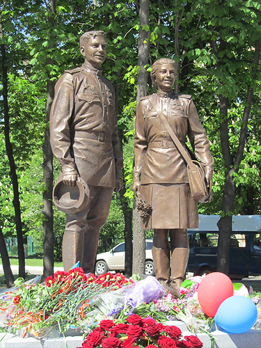 Das Denkmal wurde gewidmet für Soldaten in Doneck 2013. Autoren: Bildhauer O. Sydoruk , B. Krylov  Granit, Bronze.
