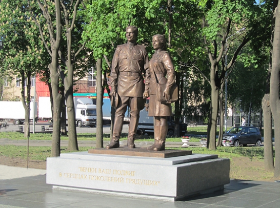 Das Denkmal wurde gewidmet für Soldaten in Doneck 2013. Autoren: Bildhauer O. Sydoruk , B. Krylov  Granit, Bronze.
