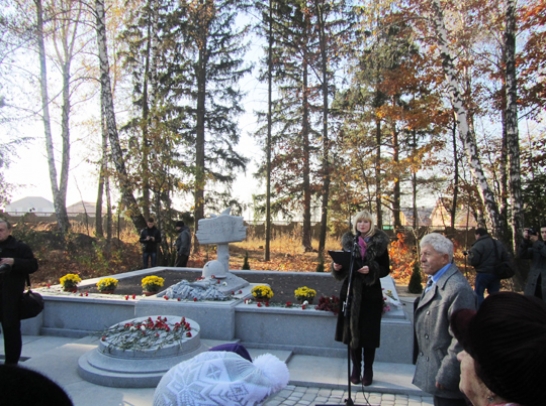 Das Denkmal wurde gewidmet dem unbekannten Soldaten im Jahr 2014. Werkstoff gewidmet: Granit. Autoren: B. Krylov, O. Sydoruk